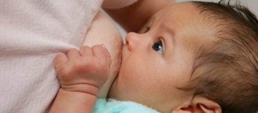 Una mamma che allatta il suo bimbo