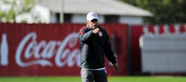 Celso Roth volta ao comando técnico do Inter Celso Roth volta ao comando técnico do Inter