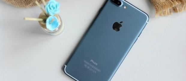 Iphone 7 bleu avec mode charge rapide Iphone 7 bleu avec mode charge rapide