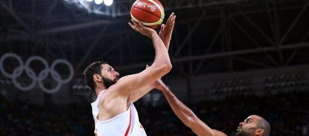 Mirotic tuvo una actuación destacada en la victoria ante Francia Mirotic tuvo una actuación destacada en la victoria ante Francia