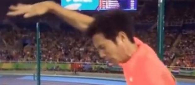Momento em que o atleta se dá conta do "acidente" com seu pênis. Foto: reprodução Youtube Momento em que o atleta se dá conta do "acidente" com seu pênis. Foto: reprodução Youtube