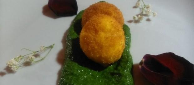 Tuorlo d'uovo croccante su letto di vellutata di spinaci Tuorlo d'uovo croccante su letto di vellutata di spinaci