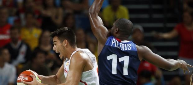 Willy Hernángomez en plena lucha contra Pietrus en el partido de cuartos de final Rio16 Willy Hernángomez en plena lucha contra Pietrus en el partido de cuartos de final Rio16