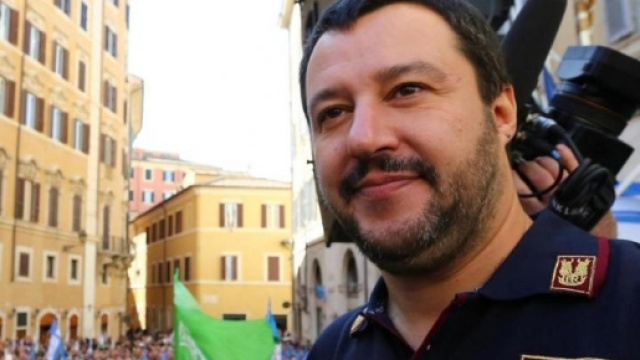 Matteo Salvini con la divisa della Polizia.