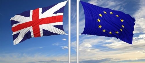 La bandiera del Regno Unito e quella dell'Europa, in direzioni opposte.
