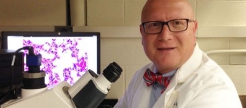 Maurizio Del Poeta nel suo laboratorio alla Stony Brook University di New York