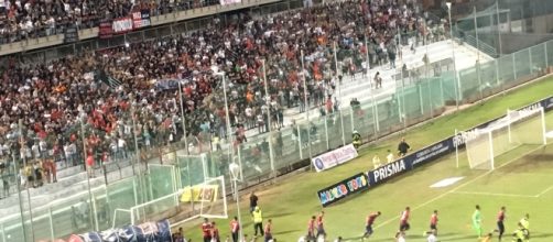 Taranto - Matera: le squadre fanno il loro ingresso in campo