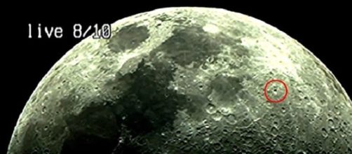 Ufo: i teorici della cospirazione individuano un Ufo sulla Luna