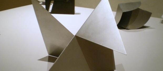 escultura geométrica brasileña en aluminio escultura geométrica brasileña en aluminio