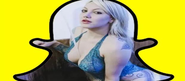 Garota negocia fotos íntimas online e envia por Snapchat Garota negocia fotos íntimas online e envia por Snapchat