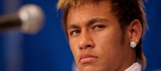 Mesmo jogando bem e marcando, Neymar é vaiado no Maracanã Mesmo jogando bem e marcando, Neymar é vaiado no Maracanã