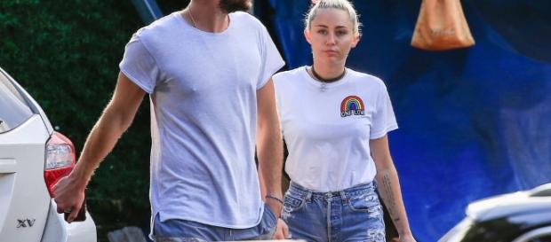 Miley Cyrus and Liam Hemsworth Having Lunch in Australia ... - popsugar.com Miley Cyrus and Liam Hemsworth Having Lunch in Australia ... - popsugar.com