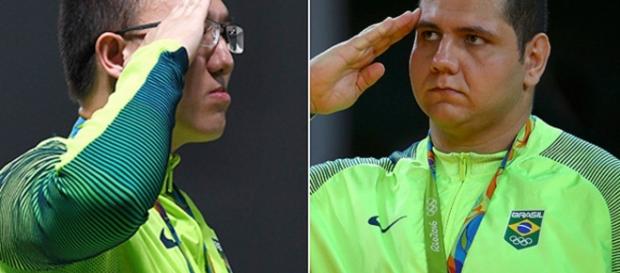 Militares fazem continência no pódio Militares fazem continência no pódio