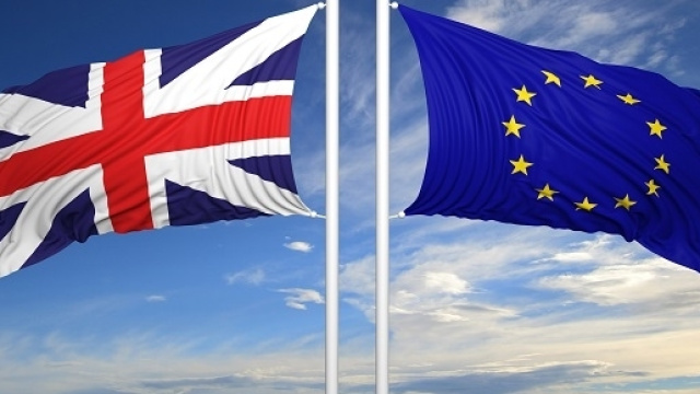 La bandiera del Regno Unito e quella dell'Europa, in direzioni opposte.