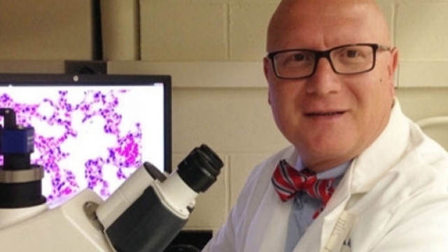 Maurizio Del Poeta nel suo laboratorio alla Stony Brook University di New York