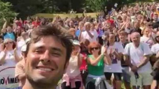 Uno scatto di Di Battista con la gente presente al suo comizio.