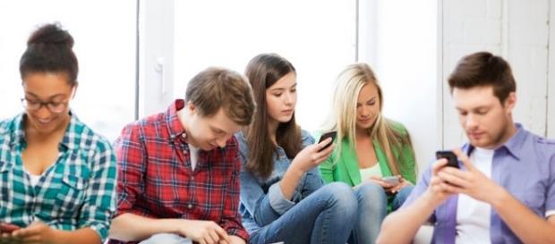 Des jeunes scotchés sur leur smartphone. Crédit photo: phonandroid.com Des jeunes scotchés sur leur smartphone. Crédit photo: phonandroid.com