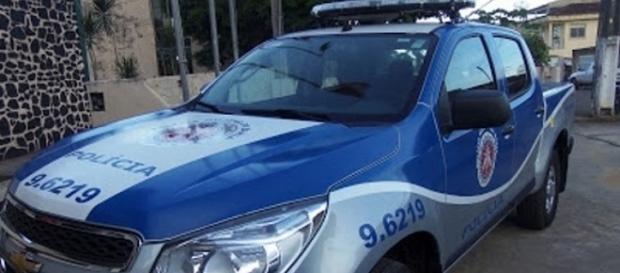 Homem surta pega arma de policia e efetua vários disparo de dentro da viatura. Homem surta pega arma de policia e efetua vários disparo de dentro da viatura.
