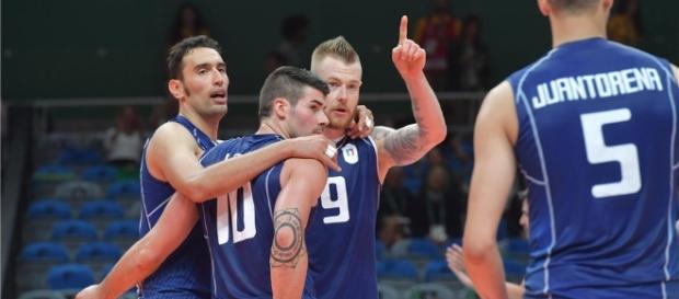 Italianos comemoram após marcar contra a seleção americana Italianos comemoram após marcar contra a seleção americana