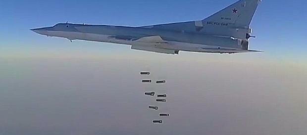 Rosyjski bombowiec strategiczny Tu-22 M3, który wystartował z Iranu zrzuca 2,5 tony bomb. Rosyjski bombowiec strategiczny Tu-22 M3, który wystartował z Iranu zrzuca 2,5 tony bomb.