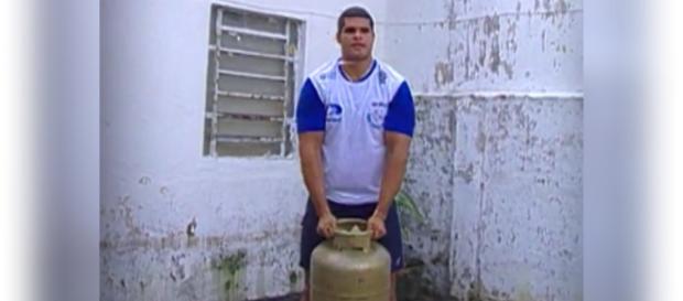 Sem apoio, atleta brasileiro usava botijão de gás para treinar Sem apoio, atleta brasileiro usava botijão de gás para treinar