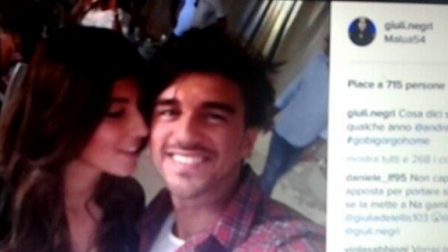 Andrea Damante con l'ammiratrice che ha scatenato la reazione di Giulia