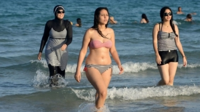 Burkini o bikini Quale look offende meno il corpo della donna
