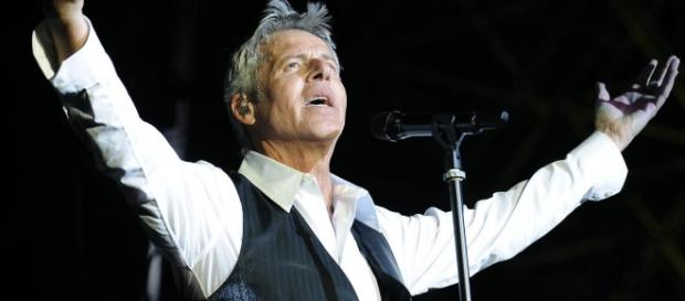 Claudio Baglioni durante un concerto ad Ischia perde le staffe Claudio Baglioni durante un concerto ad Ischia perde le staffe