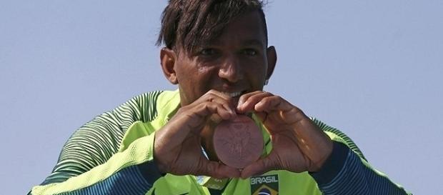 Na canoagem, Isaquias leva medalha de bronze após “milagre’’ no final da prova. Na canoagem, Isaquias leva medalha de bronze após “milagre’’ no final da prova.