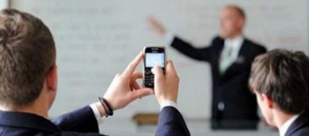 Profesorii, circumspecţi la folosirea telefoanelor: Cum controlezi o clasă cu 30 de elevi? Profesorii, circumspecţi la folosirea telefoanelor: Cum controlezi o clasă cu 30 de elevi?