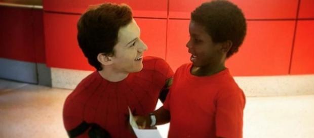 Tom Holland visita hospital usando su disfraz de Spiderman Tom Holland visita hospital usando su disfraz de Spiderman