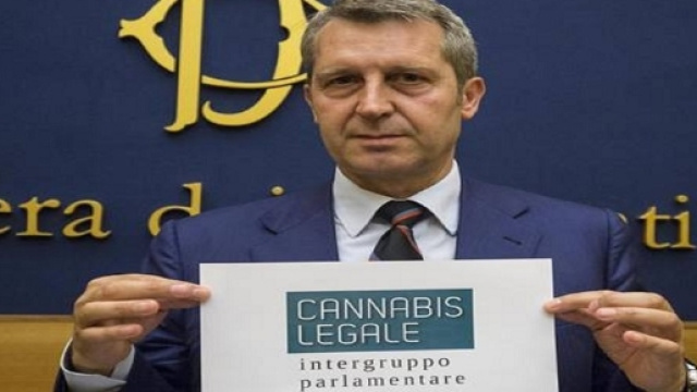 Il sottosegretario agli Esteri Della Vedova presenta la proposta di legge.