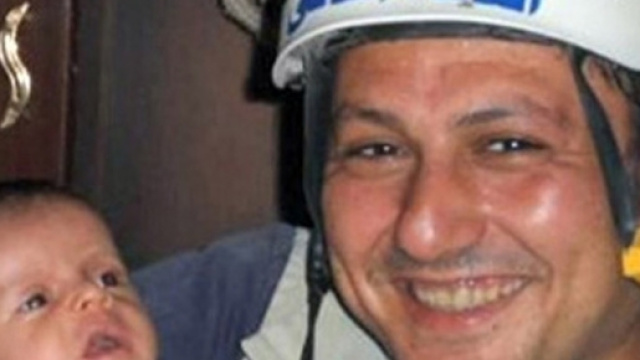 Khaled Omar, volontario degli elmetti bianchi, tiene in braccio il neonato salvato dalle macerie