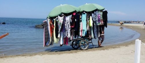 A Lignano chi compra dagli abusivi rischia multe di 7 mila euro ... - polizialocale.com