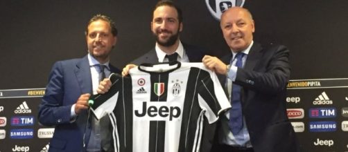 Higuain durante la sua presentazione in bianconero