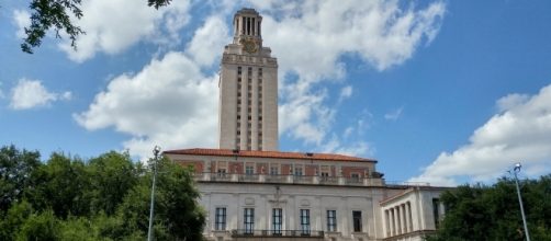 La torre dell'orologio all'Università del Texas ad Austin, dove nel 1966 Charles Whitman uccise sedici persone (iris/Flickr).