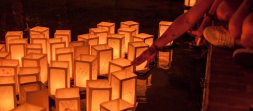Le lanterne accese per ricordare le vittime della bombe atomiche in Giappone