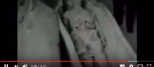 Un frame estratto dal video del recupero della mummi aliena