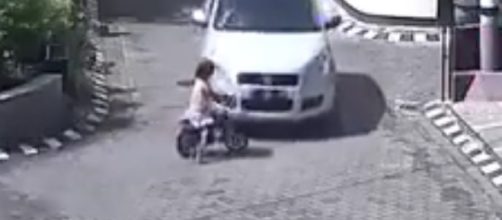 Video della bimba in bicicletta investita.