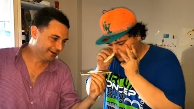 Alongi e Dipré fingono di assumere droga, in uno dei due video