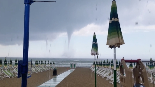 Tromba d'aria a Marina di Pisa e Tirrenia: il video