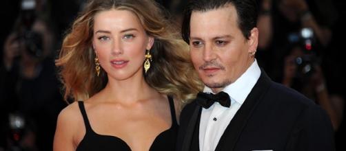 Amber Heard e Johnny Depp quando erano una coppia felice. Il divorzio consente a lei di incassare 7 milioni di dollari.