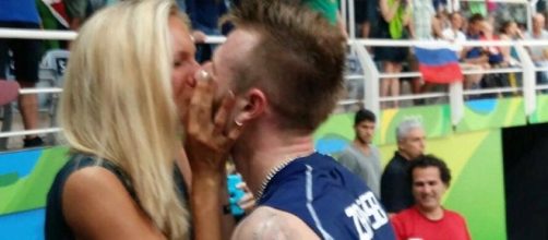 Il bacio di Ivan Zaytsev alla moglie dopo il punto della vittoria