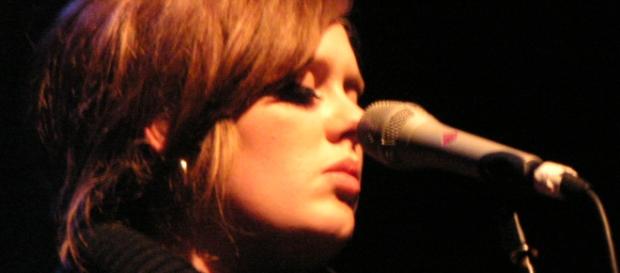 Adele surgiu sem maquilhagem e visivelmente doente Adele surgiu sem maquilhagem e visivelmente doente