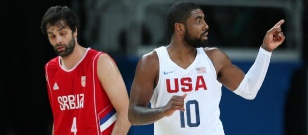 Kyrie Irving y Milos Teodosic durante el partido de la fase clasificatoria de Río 2016 Kyrie Irving y Milos Teodosic durante el partido de la fase clasificatoria de Río 2016