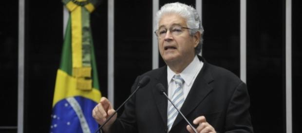 Senador Roberto Requião ataca os próprios dirigentes do seu partido, o PMDB Senador Roberto Requião ataca os próprios dirigentes do seu partido, o PMDB