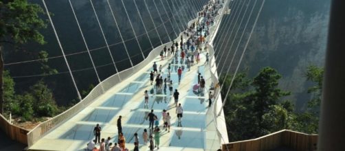 Cina: il ponte di vetro più alto al mondo è aperto al pubblico