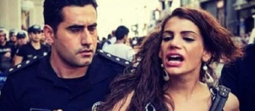 Hante Kader cerca di opporsi alla polizia nel corso del Gay Pride dello scorso anno