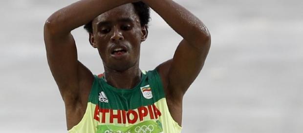 El gesto del atleta etíope al cruzar la meta El gesto del atleta etíope al cruzar la meta