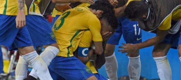 Neymar chora e comemora com os colegas a vitória do Brasil Neymar chora e comemora com os colegas a vitória do Brasil